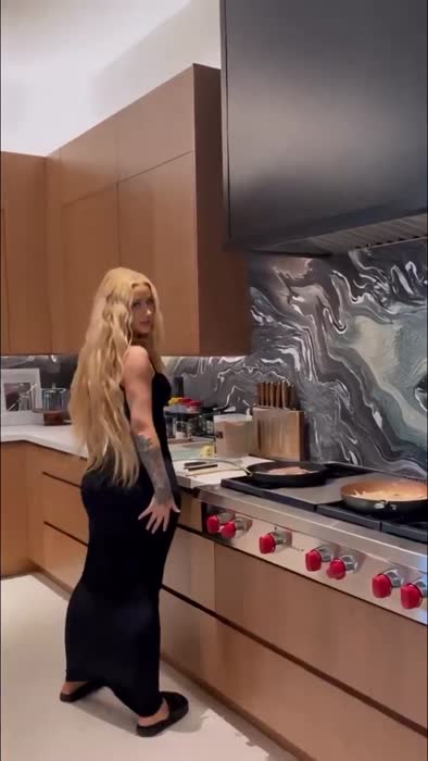 Amethyst Amelia Kelly Blonde Aussie Porn - Iggyazalea Big Ass Nude Videos